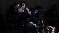 Sisanya melarikan diri ke negara tetangga termasuk Hongaria, Slovakia, Moldova dan Rumania. (AP/Petros Giannakouris) 