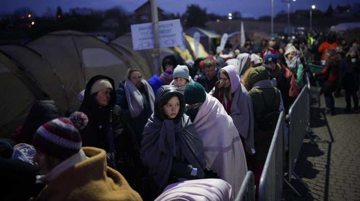 Badan PBB untuk pengungsi (UNHCR) mencatat lebih dari 3 juta orang mengungsi dari Ukraina imbas dari serangan Rusia. Mayoritas mengungsi ke negara tetangga terdekat mereka, Polandia.