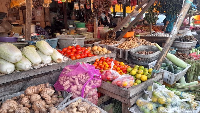 Harga sejumlah bahan pokok di Pasar Terong Makassar mulai naik menjelang Ramadan.