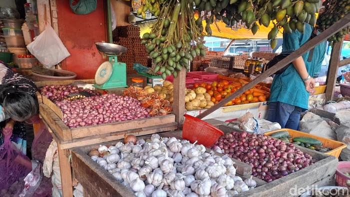 Harga sejumlah bahan pokok di Pasar Terong Makassar mulai naik menjelang Ramadan.