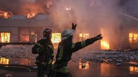 Melansir AP, gudang yang berada di pinggiran kota Kyiv itu terbakar usai dibom pada saat gempuran Rusia ke Ukraina yang belum mereda. (AP Photo/Vadim Ghirda).