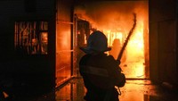 Seperti diketahui, Rusia menyerang sejumlah wilayah Ukraina. Bangunan-bangunan di sejumlah wilayah negara yang dipimpin oleh Volodymyr Zelensky itu menjadi sasaran serangan Kremlin. (AP Photo/Vadim Ghirda).