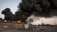 Selain menyerang gudang di pinggiran Kyiv, ibu kota Ukraina, Rusia juga dilaporkan melakukan serangan ke pasar Barabashovo di Kharkiv, Ukraina, sehingga mengakibatkan pasar itu terbakar. Walikota Kharkiv Ihor Terekhov dalam posting-an Telegram-nya mengatakan bahwa satu pekerja penyelamat dengan Layanan Darurat Negara Ukraina tewas. Petugas itu tewas ketika mencoba memadamkan api di pasar. (AP Photo/Vadim Ghirda).  