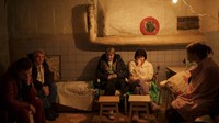 Sementara mereka yang tertinggal di kota-kota Ukraina menyelamatkan diri ke tempat-tempat perlindungan dan melakukan apa yang mereka bisa untuk membantu warga lainnya yang terluka. (AP Photo/Felipe Dana).