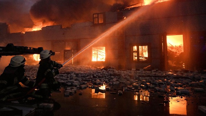 Sebuah gudang yang berada di pinggiran Kyiv, ibu kota Ukraina, terbakar usai dibom. Memasuki hari ke-22, serangan Rusia ke Ukraina tampak belum mereda.