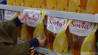 Pandangan mata di sejumlah mini market di Aren Jaya Bekasi stok minyak goreng banyak setelah dihilangkanya harga eceran tertinggi (HET) Rp 14.000 oleh pemerintah.   