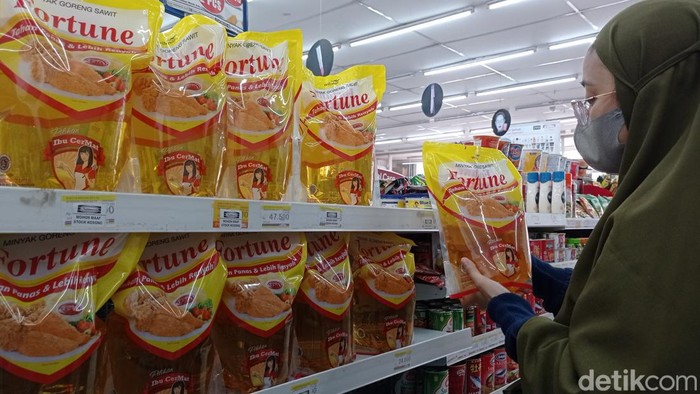 Warga membeli minyak goreng kemasan di minimarket, Aren Jaya, Kota Bekasi, Jawa Barat, Jumat (18/3/2022).