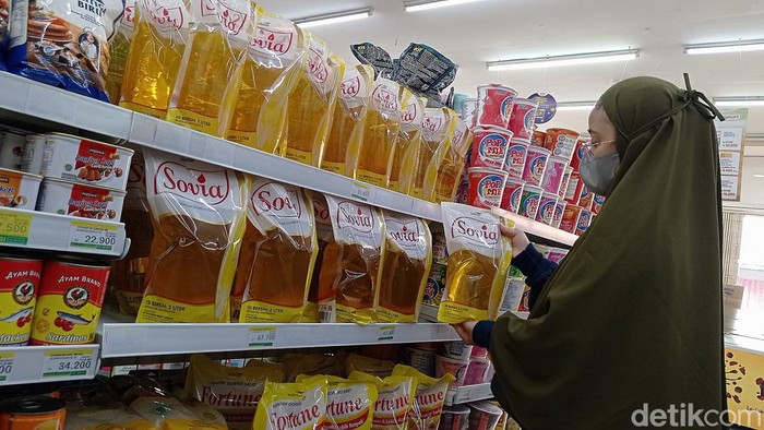 Warga membeli minyak goreng kemasan di minimarket, Aren Jaya, Kota Bekasi, Jawa Barat, Jumat (18/3/2022).