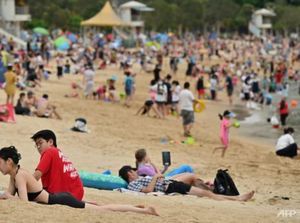 Turis Enggak Bermasker Asyik-asyik di Pantai Hong Kong, China Sewot