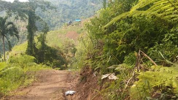 Jalan di Palopo bertahun-tahun rusak. Pemkot setempat diminta turun tangan (dok. Istimewa)