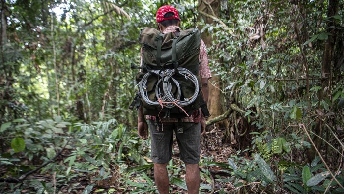 Mawi membawa jerat pemburu yang berhasil ditemukan di kawasan Taman Nasional Kerinci Sebelat (TNKS), Musi Rawas Utara (Muratara), Sumatera Selatan.