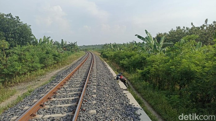 Jalur setapak di samping rel KA, menuju kawasan Hutan Kramat, Grobogan, Kamis (17/3/2022).