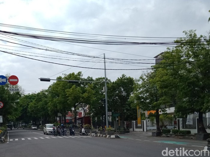 Jaringan listrik di Jalan Veteran.
