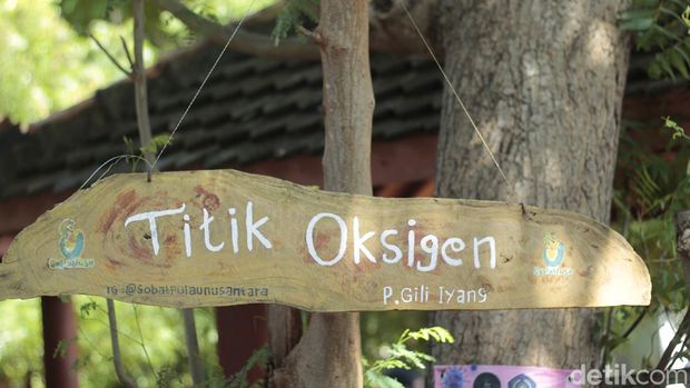 Gili Iyang masuk Kecamatan Dungkek, Sumenep. Pulau ini terdiri dari dua desa yakni Bancamara dan Banraas.