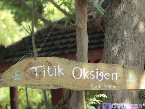 Gili Iyang masuk Kecamatan Dungkek, Sumenep. Pulau ini terdiri dari dua desa yakni Bancamara dan Banraas.
