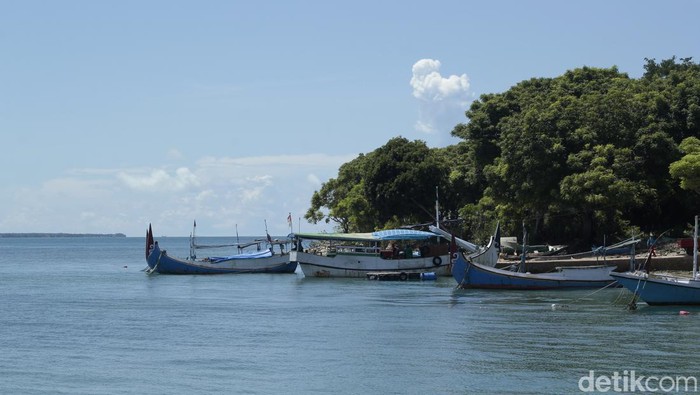 Gili Iyang masuk Kecamatan Dungkek, Sumenep. Pulau ini terdiri dari dua desa yakni Bancamara dan Banraas.
