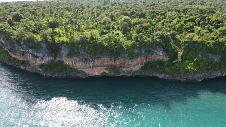 Jelajah Nusa Gili Iyang disebut sebagai tempat dengan oksigen terbaik kedua di dunia. Wow, sungguh baik buat kesehatan bukan?