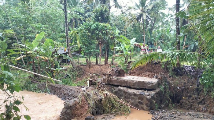 Jembatan ambruk di Ciamis.