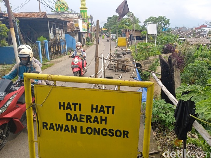 Jl Raya Cilebut, Kota Bogor, rawan longsor, menanti pembangunan tembok di tebingnya. 18 Maret 2022. (Muchamad Sholihin/detikcom)
