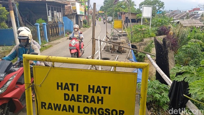 Jl Raya Cilebut, Kota Bogor, rawan longsor, menanti pembangunan tembok di tebingnya. 18 Maret 2022. (Muchamad Sholihin/detikcom)