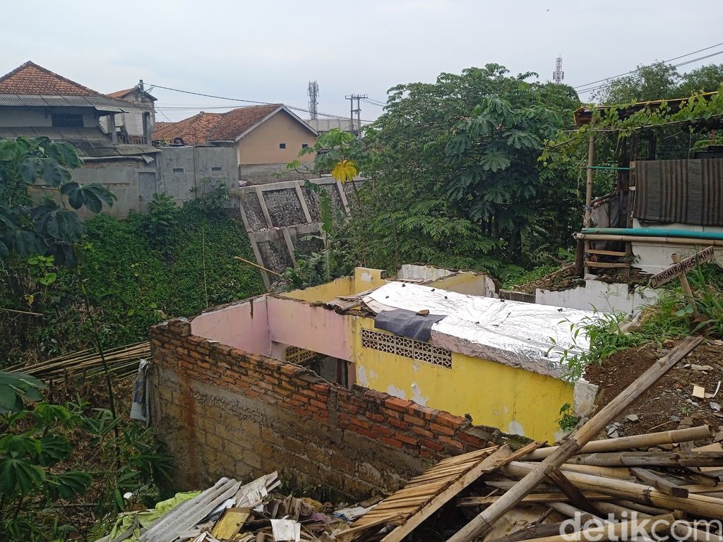 Jl Raya Cilebut, Kota Bogor, rawan longsor, menanti pembangunan tembok di tebingnya. 18 Maret 2022. (Muchamad Sholihin/detikcom)