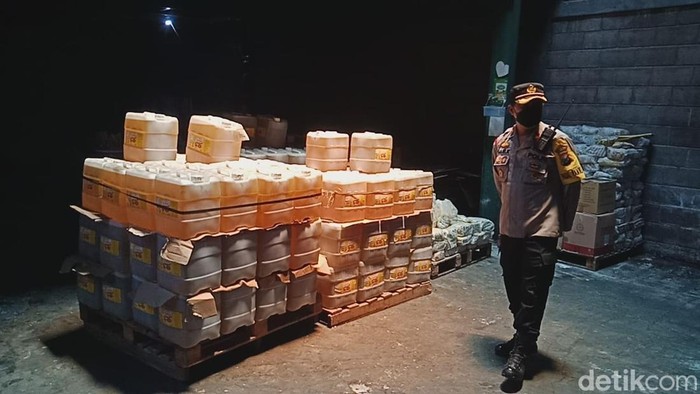 Kapolres Pelabuhan Tanjung Perak saat meninjau gudang distributor minyak goreng di kawasan Surabaya Utara