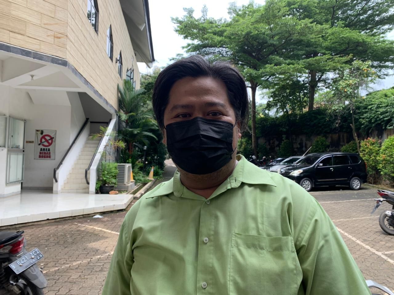 Karyawan kantor GPIB Sumber Kasih, Budi Nugroho, dan pompa air gereja yang rusak. (Mulia Budi/detikcom)