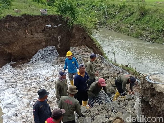 Kawat bronjong baja dan karung pasir dipasang di tanggul jebol Desa Karangasem, Cawas, Klaten, Jumat (18/32022).