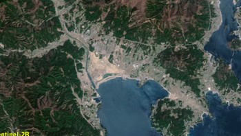 Banyak kota besar di dunia harus melakukan adaptasi serupa dalam upaya mencegah banjir dan genangan. Pada foto ini, tahun 2020 hujan lebat menyebabkan banjir di sepanjang delta pedalaman Sungai Niger di Mali. Air yang tergenang berubah menjadi hitam di mata satelit Terra NASA. Di perairan dangkal, rumput dan tanaman lain mulai tumbuh, mengubah tepian sungai yang biasanya gersang menjadi hijau. Foto: NASA