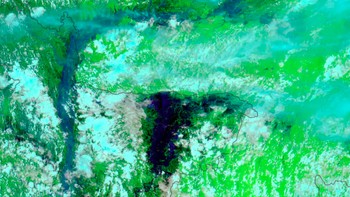 Pada foto ini, angin topan di Samudra Atlantik juga menunjukkan dampak perubahan iklim. Para peneliti yang melihat catatan dari beberapa dekade terakhir telah menemukan bukti bahwa perubahan iklim membuat badai lebih intens dan lebih tidak dapat diprediksi. Foto: NASA