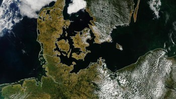 Gelombang panas yang memecahkan rekor, seperti yang melanda Pacific Northwest pada Juli 2021, diprediksi akan terjadi lebih lama, lebih parah, dan lebih sering. Panasnya pun tak hanya melanda Amerika Utara. Pada 2018, gelombang panas yang parah melanda Eropa, yang berlangsung selama lebih dari satu bulan, menjelajahi daerah-daerah seperti Jerman dan Skandinavia. Sebagian besar benua, yang biasanya subur dan hijau, dengan cepat berubah menjadi cokelat, seperti dapat dilihat pada gambar di atas, yang diambil oleh satelit cuaca yang mengorbit kutub, Suomi NPP. Foto: NASA