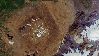 Saat dunia makin menghangat, gletser di seluruh dunia melelehkan salju yang menjadi lebih cepat mencair. Contohnya, dulu salju Okjökull Islandia pernah menutupi seluruh permukaan gunung. Tetapi pada foto yang diambil tahun 2019 dari luar angkasa, yang dapat dilihat oleh satelit Landsat 8 hanyalah beberapa bongkahan es yang menempel. Foto: NASA