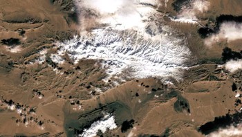 Dalam gambar di atas, diambil oleh satelit Landsat 8 pada bulan Desember 2016, sepetak salju bersinar putih terang dari gurun pasir Aljazair. Pada tahun 2016, kawasan kecil di tepi Gurun Sahara ini mengalami hujan salju pertamanya dalam hampir empat dekade. Perubahan iklim menyebabkan pola cuaca yang aneh, dan meskipun mungkin tampak berlawanan, Bumi yang memanas juga akan memperburuk musim dingin. Foto: NASA