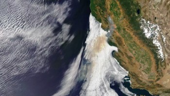 Perubahan iklim menyebabkan Bumi menghadapi ancaman kebakaran hutan yang lebih parah. Pada gambar di atas, ditangkap oleh Moderate Resolution Imaging Spectroradiometer (MODIS) pada satelit Aqua NASA pada 1 Juli 2018. Tampak gumpalan asap yang dihasilkan oleh kebakaran hutan County Fire di California utara, yang terbakar selama hampir tiga minggu. Foto: NASA
