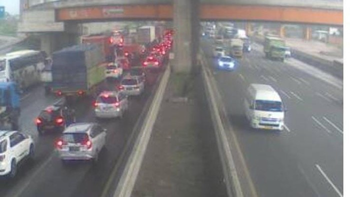 Kemacetan di Tol Jakarta Cikampek sore ini