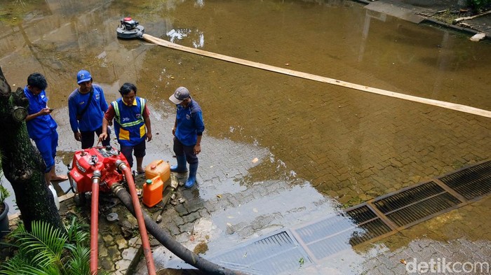 Suku Dinas Sumber Daya Air (Sudin SDA) Jaksel mengerahkan pompa untuk menyedot banjir di Gereja Sumber Kasih Lebak Bulus. Banjir sudah terpantau surut.
