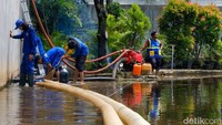 GPIB Sumber Kasih ini berlokasi di Jl Lebak Bulus III, Kelurahan Lebak Bulus, Kecamatan Cilandak, Jakarta Selatan. Lokasinya tak jauh dari jalan sumur resapan yang dulu sempat viral lantaran rusak, diaspal, dan akhirnya dilubangi.
