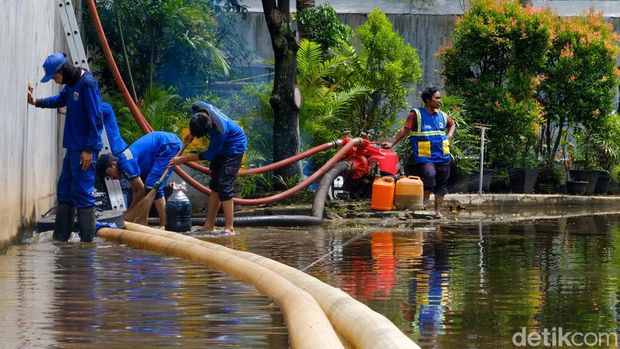 Suku Dinas Sumber Daya Air (Sudin SDA) Jaksel mengerahkan pompa untuk menyedot banjir di Gereja Sumber Kasih Lebak Bulus. Banjir sudah terpantau surut.