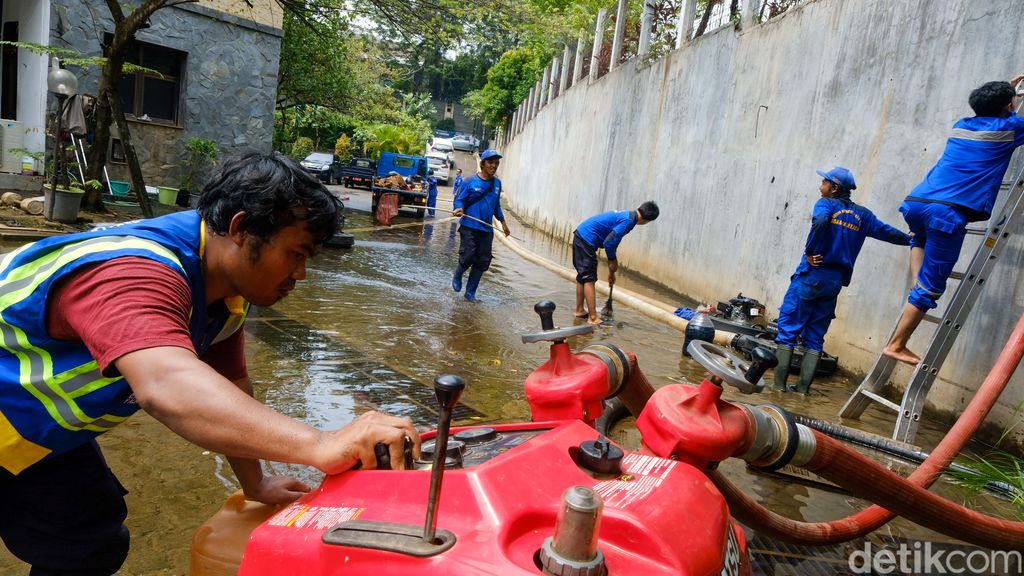 Suku Dinas Sumber Daya Air (Sudin SDA) Jaksel mengerahkan pompa untuk menyedot banjir di Gereja Sumber Kasih Lebak Bulus. Banjir sudah terpantau surut.
