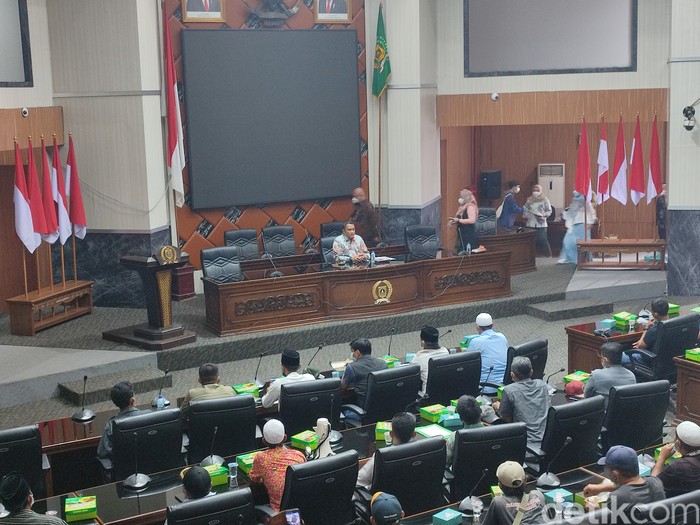 Ketua DPRD Kabupaten Bogor Rudy Susmanto mengatakan tuntutan warga agar sertifikasi lahan dilanjutkan akan disampaikan ke DPR RI. (Rizky AM/detikcom)