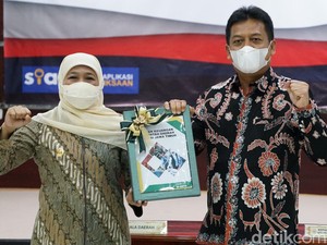 Kunjungi BPK, Gubernur Khofifah Serahkan LKPD Tahun 2021