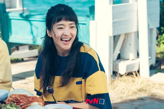 Kim Tae Ri menempati urutan kedua daftar artis Korea dengan perilaku terburuk setelah mendapat 11 suara dari hasil voting. Dia dikabarkan sering menggambar dan mencoret-coret saat ditanyai pertanyaan selama wawancara. Foto: Dok. tvN