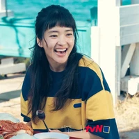 Kim Tae Ri menempati urutan kedua daftar artis Korea dengan perilaku terburuk setelah mendapat 11 suara dari hasil voting. Dia dikabarkan sering menggambar dan mencoret-coret saat ditanyai pertanyaan selama wawancara. Foto: Dok. tvN