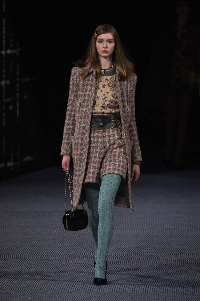 Peragaan busana Chanel Fall/Winter 2022 menutup Paris Fashion Week 2022, Selasa (8/3/2022). Chanel merilis koleksi busana yang serba tweed.  Foto: Vianney Le Caer/AP.
