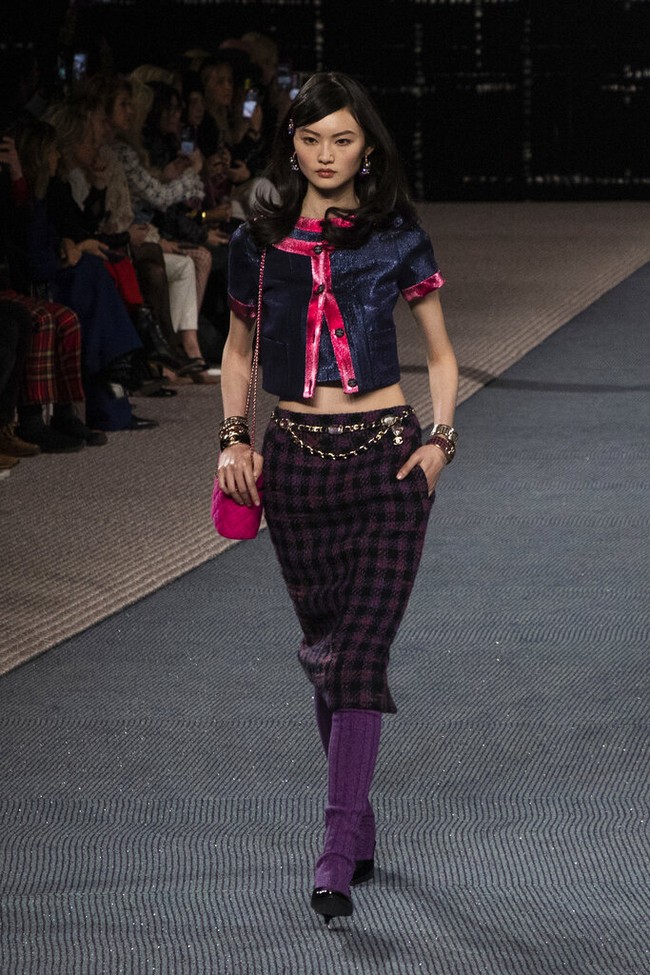Peragaan busana Chanel Fall/Winter 2022 menutup Paris Fashion Week 2022, Selasa (8/3/2022). Chanel merilis koleksi busana yang serba tweed. Foto: Vianney Le Caer/AP.