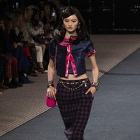 Peragaan busana Chanel Fall/Winter 2022 menutup Paris Fashion Week 2022, Selasa (8/3/2022). Chanel merilis koleksi busana yang serba tweed. Foto: Vianney Le Caer/AP.