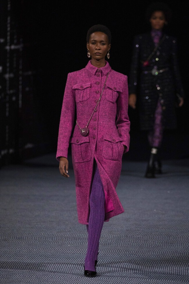 Peragaan busana Chanel Fall/Winter 2022 menutup Paris Fashion Week 2022, Selasa (8/3/2022). Chanel merilis koleksi busana yang serba tweed.  Foto: Vianney Le Caer/AP.