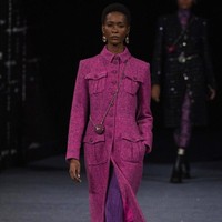 Peragaan busana Chanel Fall/Winter 2022 menutup Paris Fashion Week 2022, Selasa (8/3/2022). Chanel merilis koleksi busana yang serba tweed.  Foto: Vianney Le Caer/AP.