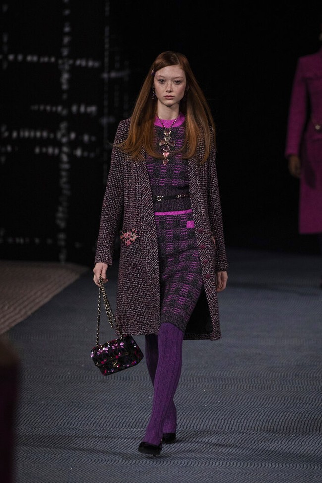 Peragaan busana Chanel Fall/Winter 2022 menutup Paris Fashion Week 2022, Selasa (8/3/2022). Chanel merilis koleksi busana yang serba tweed.  Foto: Vianney Le Caer/AP.