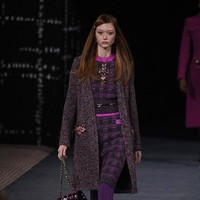 Peragaan busana Chanel Fall/Winter 2022 menutup Paris Fashion Week 2022, Selasa (8/3/2022). Chanel merilis koleksi busana yang serba tweed.  Foto: Vianney Le Caer/AP.